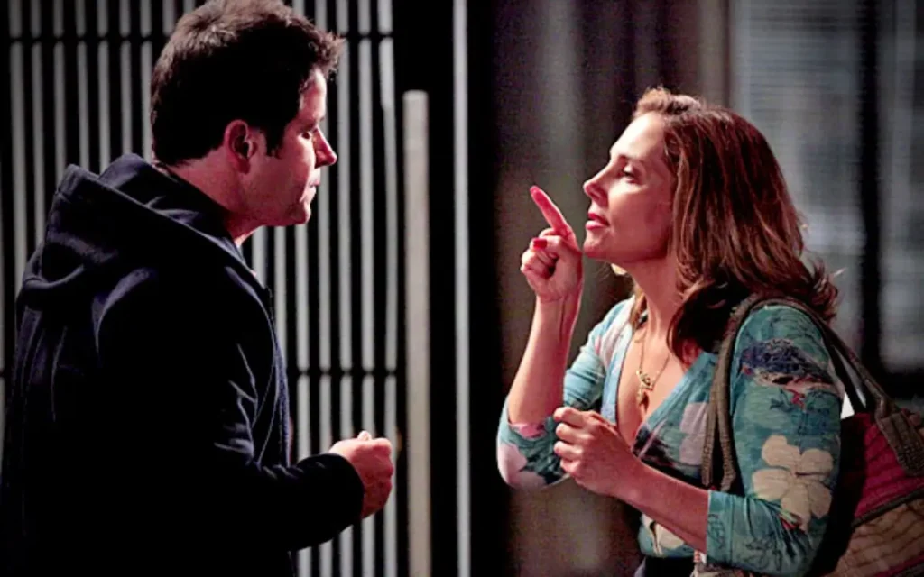 Monalisa descobre traição de Tufão com Carminha e acaba com noivado em Avenida Brasil